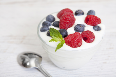 greek yogurt with berries